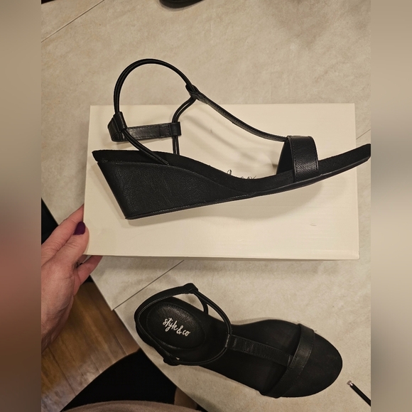 EUC black wedge sandals 9W - Picture 10 of 16
